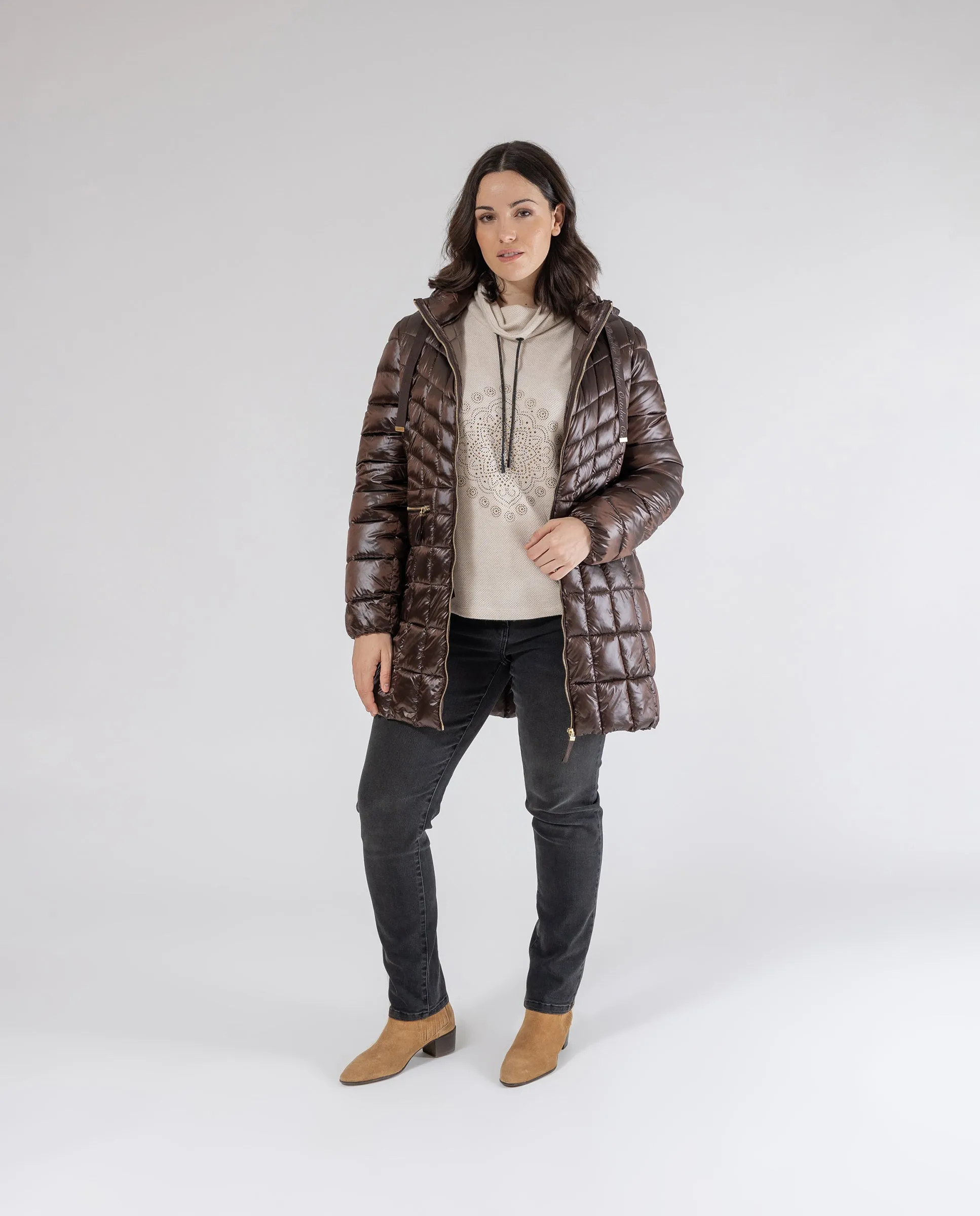 PARKA ENTALLADA LARGA CON CAPUCHA MARRÓN
