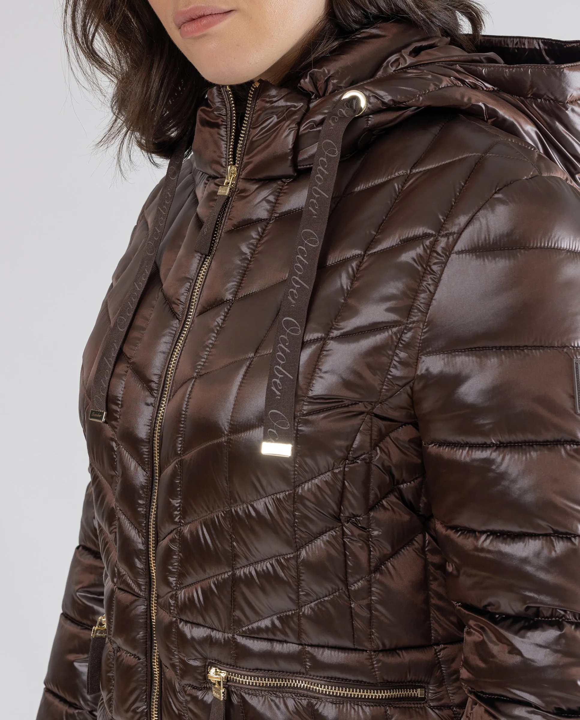 PARKA ENTALLADA LARGA CON CAPUCHA MARRÓN
