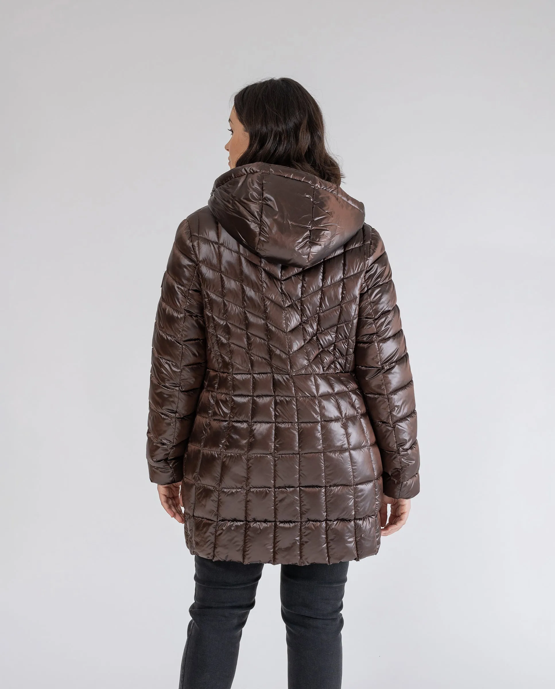 PARKA ENTALLADA LARGA CON CAPUCHA MARRÓN